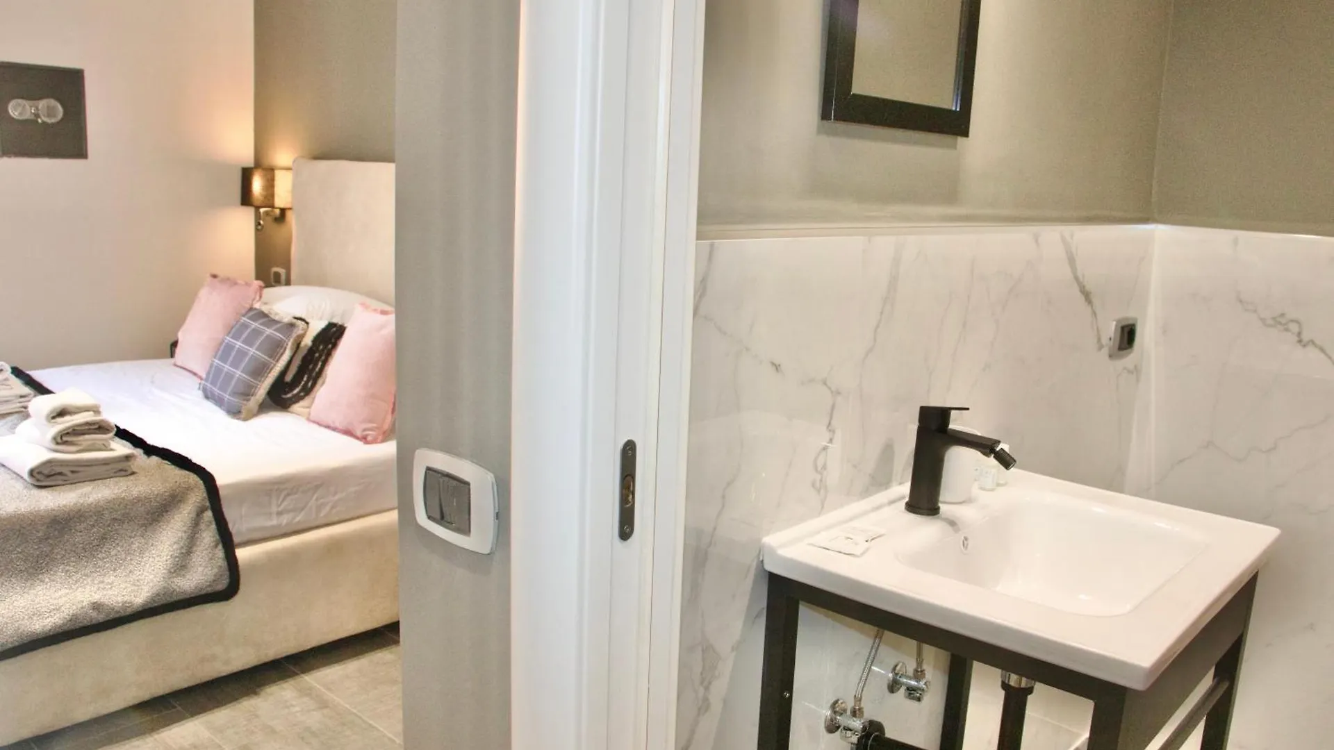 Xcross Suites Garbatella 로마 게스트하우스