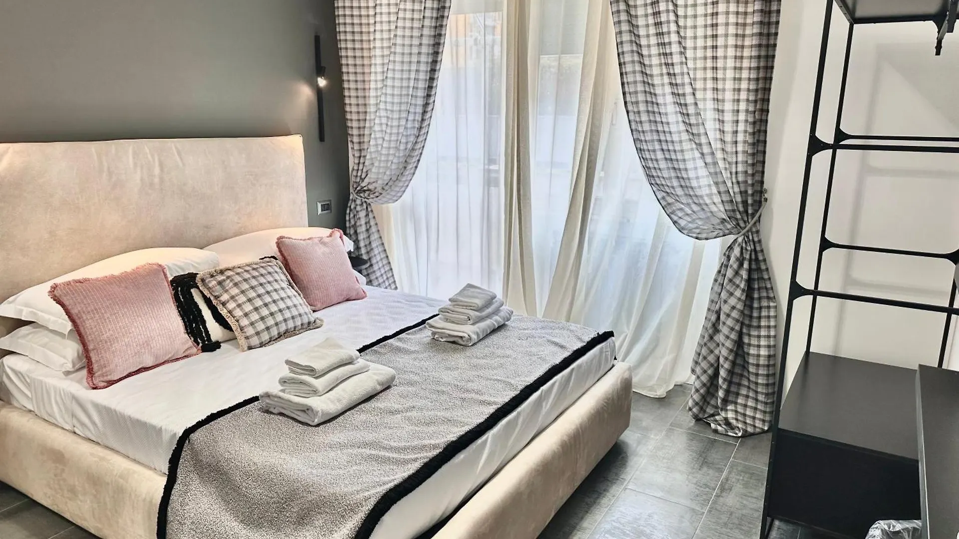 Xcross Suites Garbatella Roma 0*,  Italia