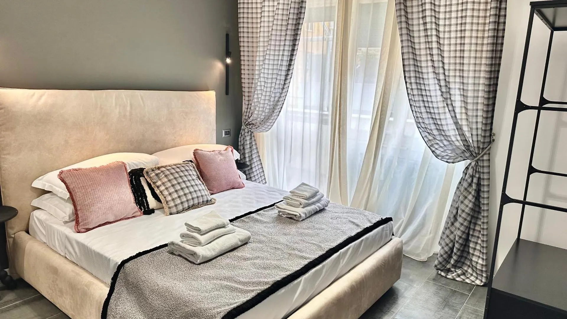 Xcross Suites Garbatella Roma 0*,  Italia